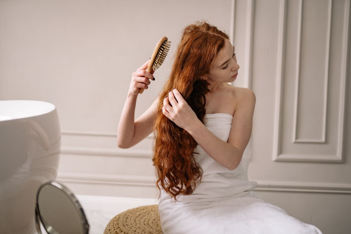 Mulher escovando o cabelo