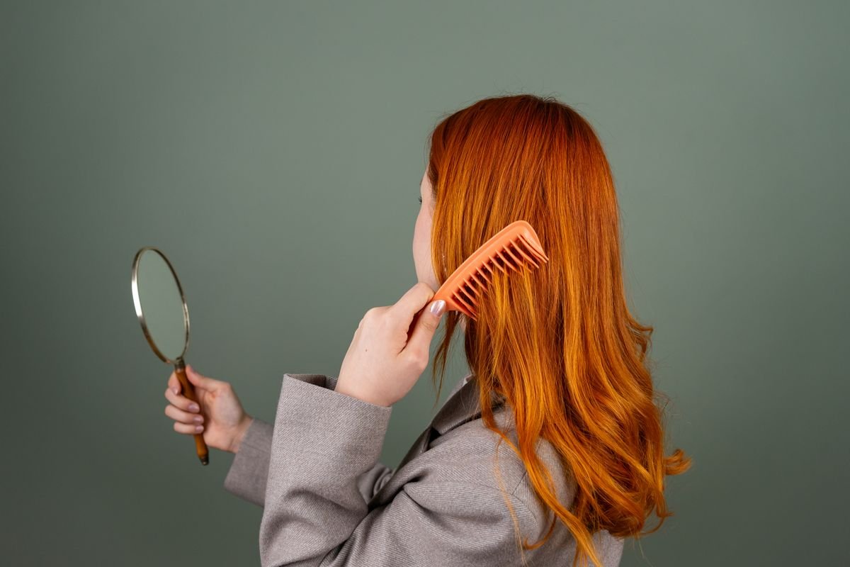 Mulher cuidando do cabelo com pente